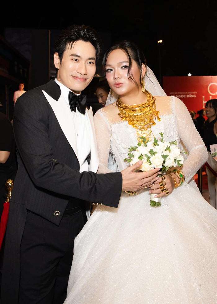 Kiều Minh Tuâấng đăn ảnh cưới với cô dâu Phạm Thoại.