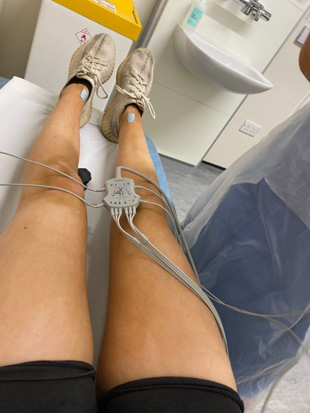 Cơn đột quỵ khiến Lauren không thể đi lại và nói chuyện. 