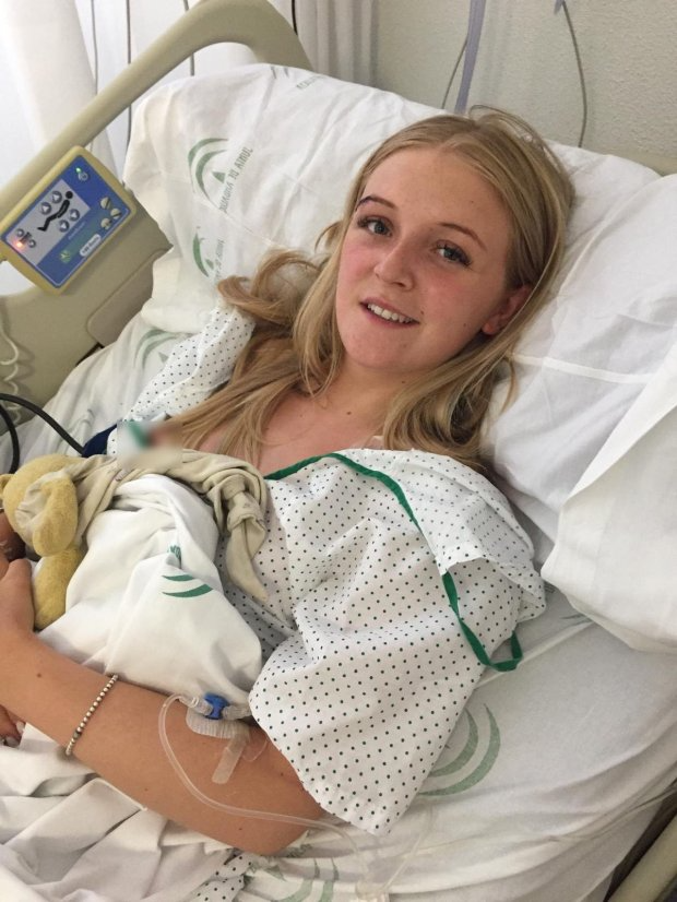 Lauren Jean bị liệt nửa người chỉ sau một đêm, các bác sĩ nói rằng cục máu đông là do thuốc tránh thai mà cô ấy uống kết hợp với tình trạng bệnh cơ thể gây ra đột quỵ. 