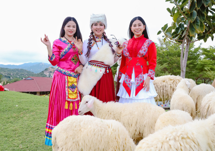 Bà Đặng Gia Bena (Cố vấn cấp cao kiêm Chủ tịch cuộc thi Hoa hậu, đứng giữa) cho  biết sự đồng hành của các cuộc thi nhan sắc sẻ giúp quảng bá du lịch nơi đây.