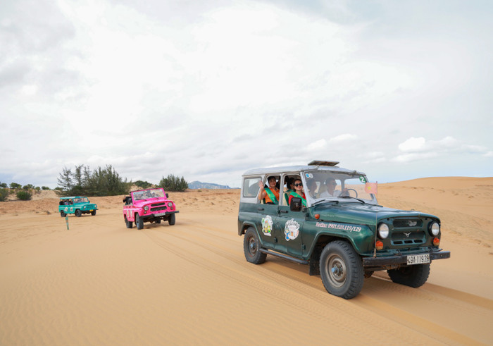 Đi xe Jeep trên cồn cát cũng là hoạt động  trải nghiệm thú vị.