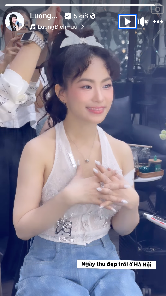  Lương Bích Hữu cười tươi rói ở hậu trường. Ảnh: FBNV