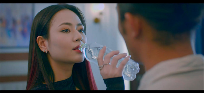 Việt Hoa gây ấn tượng với vai diễn 'gái làng chơi' xuất hiện bên cạnh Hồng trong Độc đạo. 