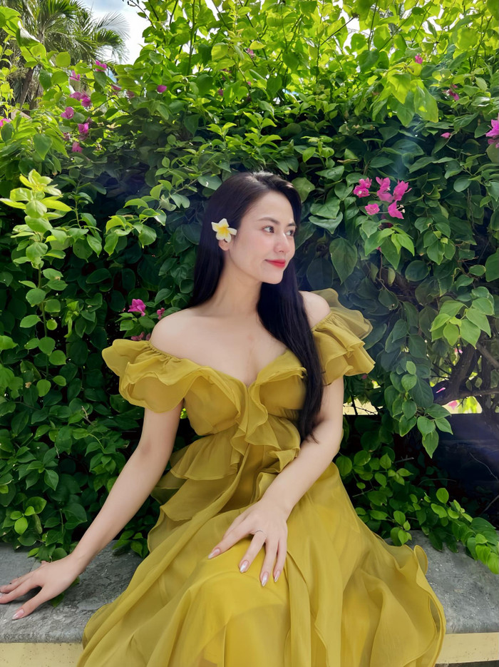 Nữ diễn viên Độc đạo thường xuyên mặc váy dài bồng bềnh hoặc áo trễ vai khoe bờ vai quyến rũ. 