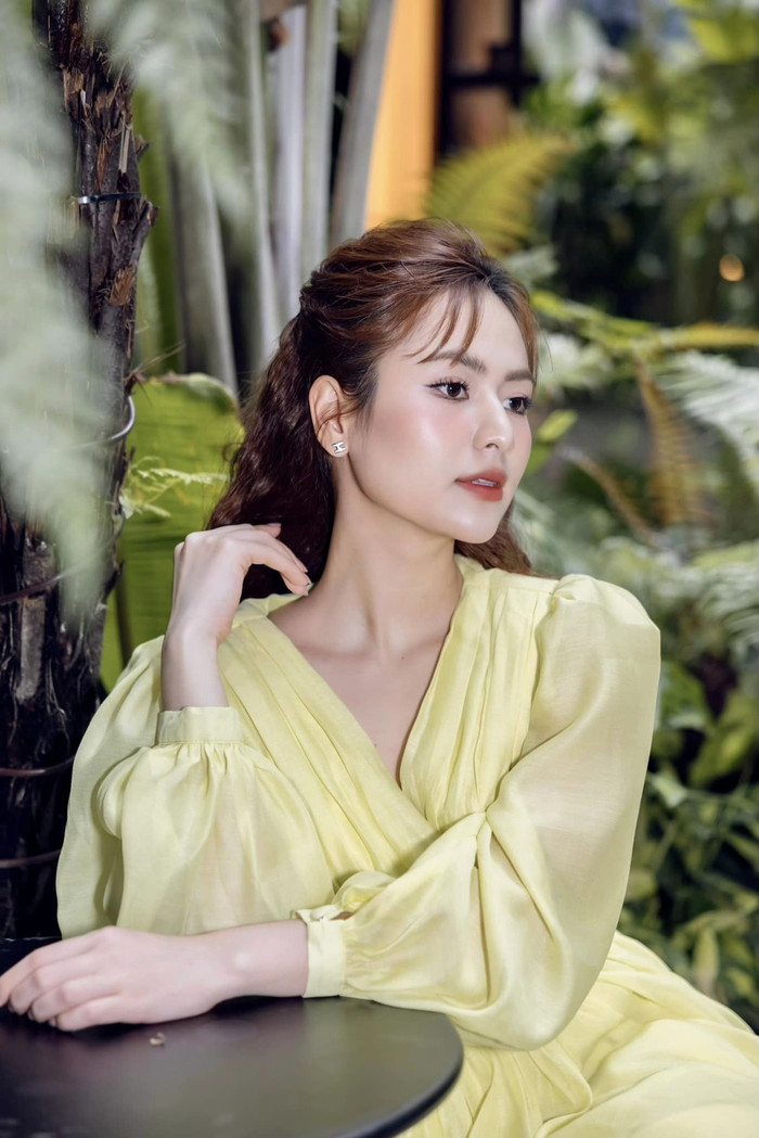 Ngoài đời, Việt Hoa sở hữu phong cách và nhan sắc trẻ trung, nhẹ nhàng và nữ tính. 