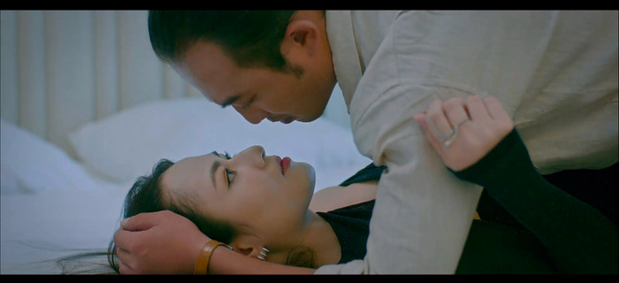 Việt Hoa và Doãn Quốc Đam có nhiều cảnh tình tứ trong Độc đạo. 