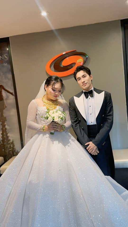 Khoảnh khắc Phạm Thoại diện váy cưới, đeo vàng sánh đôi với Kiều Minh Tuấn khiến nhiều khán giả bật cười thích thú. 