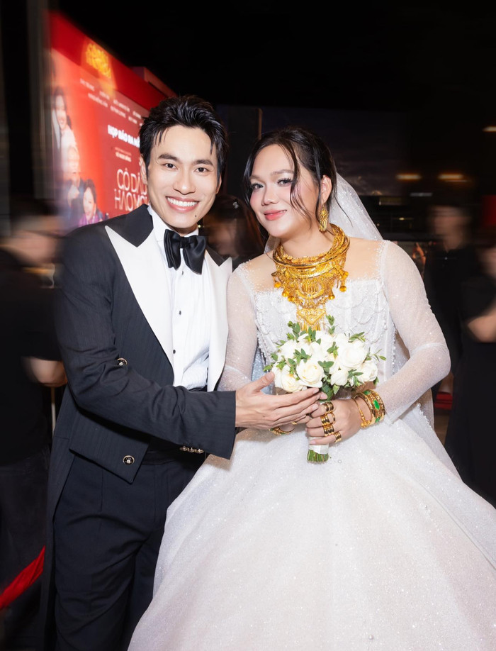 'Cô dâu' của Kiều Minh Tuấn là TikToker Phạm Thoại. Tình cờ, cả hai mặc trang phục ăn ý, trông như cô dâu chú rể.