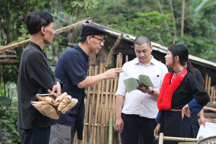 Đi giữa trời rực rỡ hứa hẹn sẽ quay trở lại bối cảnh vùng núi cao Tây Bắc nguyên sơ, hùng vĩ. 