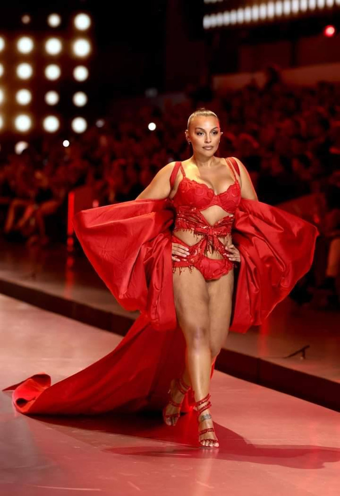 Sự xuất hiện của người mẫu ngoại cỡ xoá bỏ đi những tiêu chuẩn khắt khe vốn có của Victoria's Secret.