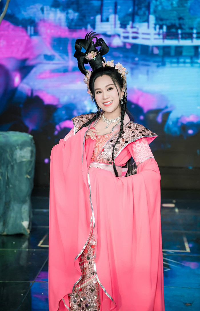 Hồng Phượng được biết là cháu gái cố nghệ sĩ Vũ Linh.
