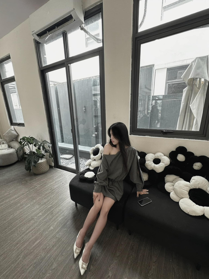 Tiết lộ cách thức sở hữu đôi chân thon dài, 'Hoa khôi' tuyển nữ Việt Nam cho biết đã dùng ống kính 0.5 để chụp.  