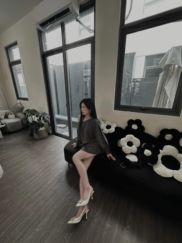 Bên cạnh thần sắc, 'Hoa khôi' tuyển nữ Việt Nam còn khiến dân tình trầm trồ bởi đôi chân dài nuột nà trong khung ảnh toàn cảnh.  Ở phần bình luận, không ít người hâm mộ hỏi xin bí quyết để có một “cặp kiếm nhật” không tì vết như nữ tiền đạo.