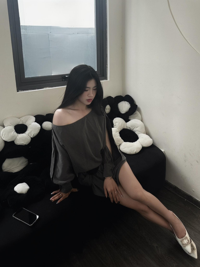 Có thể thấy, gu ăn vận đời thường của 'Hoa khôi' tuyển nữ Việt Nam hướng đến sự trưởng thành, quyến rũ. Các thiết kế được cô lựa vừa có tính ứng dụng cao vừa hợp xu hướng thịnh hành. Bên cạnh đó, nữ tiền đạo cũng trưng dụng dáng giày slingback giúp tạo hình thêm phần nữ tính, điệu đà.  