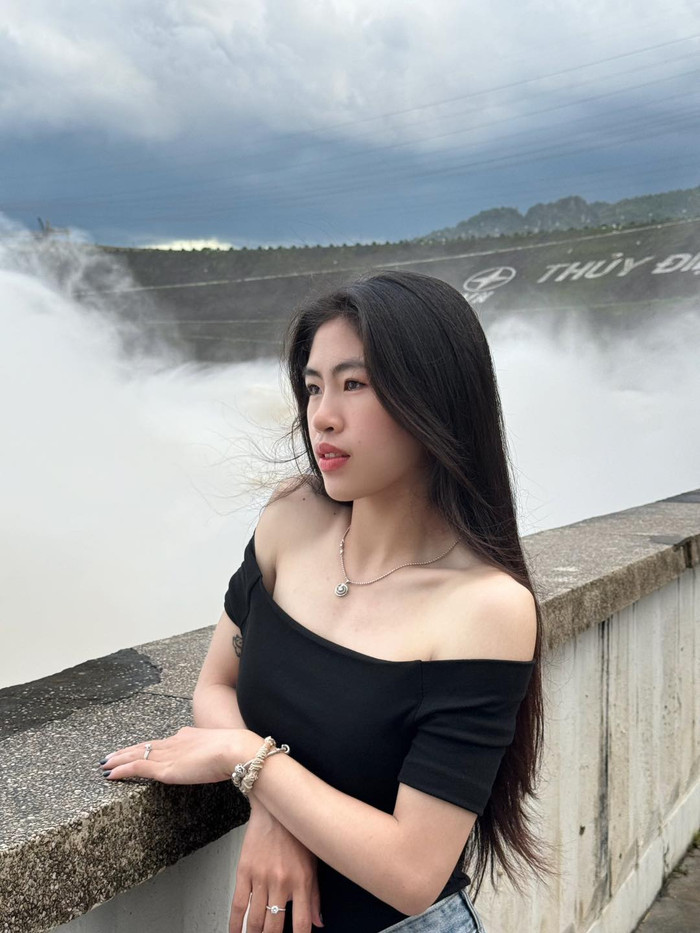 Khi nhắc chuyện đời sống tình cảm, 'Hoa khôi' tuyển nữ Việt Nam cho biết vẫn còn độc thân: “Cuộc sống của tôi cũng bình thường như vậy, xoay quanh tập luyện và thi đấu. Lúc không tập luyện, có thời gian rảnh tôi đi cafe với bạn bè. Cũng chả mấy ai nhận ra tôi đâu, chỉ vài người quen biết thôi. Tôi chưa có bạn trai. Ngoài bóng đá, tôi thích đi xem phim, đi cà phê chụp ảnh, shopping thôi”.