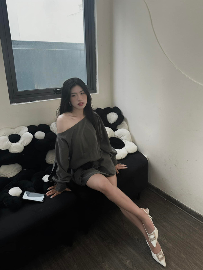 Mới đây, Nguyễn Thị Thanh Nhã - tiền đạo đội tuyển Việt Nam thu hút sự chú ý với bộ ảnh phỏng theo concept black - white đầy cuốn hút. Trong khoảnh khắc được chia sẻ, Thanh Nhã thả dáng điệu đà với bộ cánh trễ vai, tay phồng cắt xẻ nhuộm tông ghi. Điểm nhấn rút nhún góp phần tôn lên vòng eo ‘con kiến’ của cô.