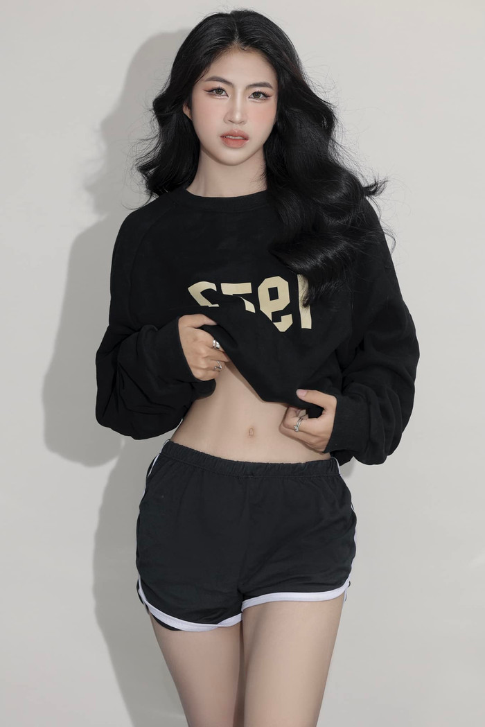 Nhờ chế độ ăn uống và quy trình tập luyện nghiêm ngặt, 'Hoa khôi' tuyển nữ Việt Nam sở hữu hình thể săn chắc. Đường cong gợi cảm cùng cơ bụng số 11 rõ nét của Thanh Nhã được hội chị em nhiệt tình 'xin vía'.