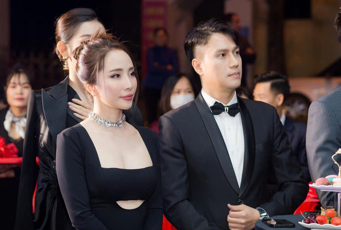 Quỳnh Anh - Việt Nga sánh đôi cùng nhau trong sự kiện.