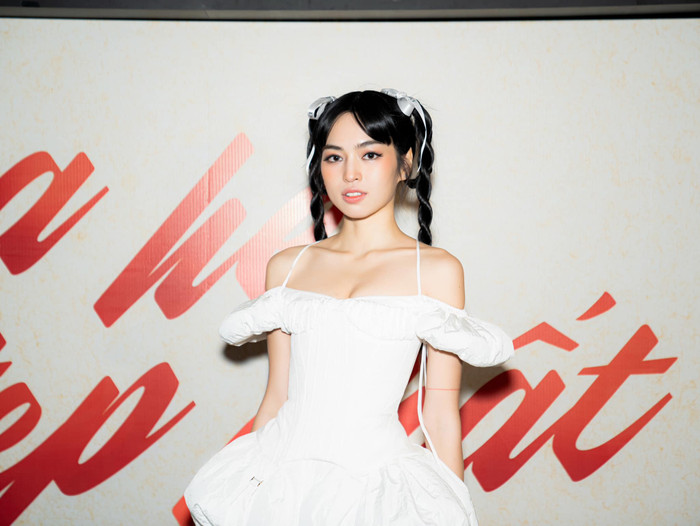 Đỗ Khánh Vân xúng xính đi dự sự kiện. Ảnh: FBNV