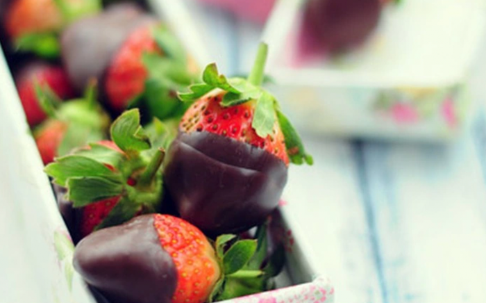 3 quả dâu tây quét socola chỉ chứa 50 calo.