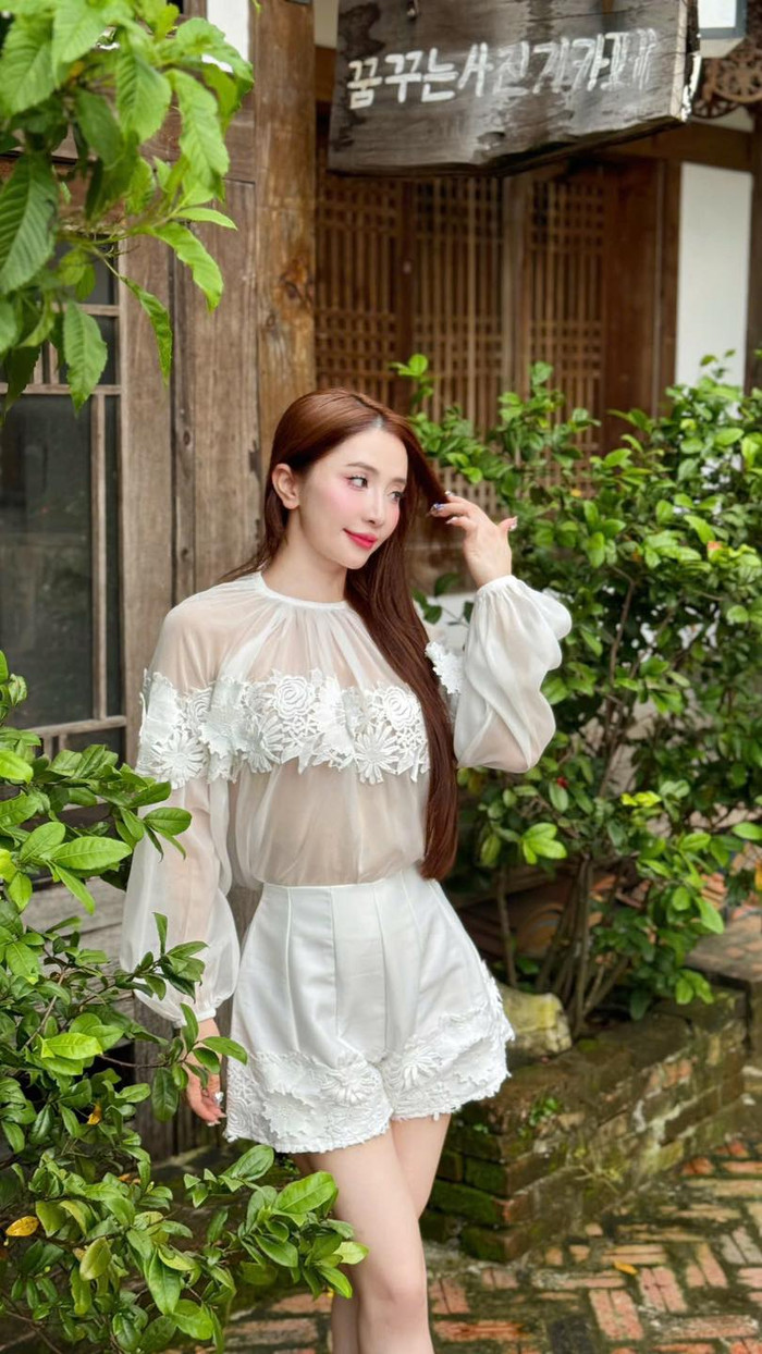 Sáng 16/10, Quỳnh Nga chia sẻ loạt ảnh mới, cô đang làm người mẫu cho một thương hiệu quần áo.