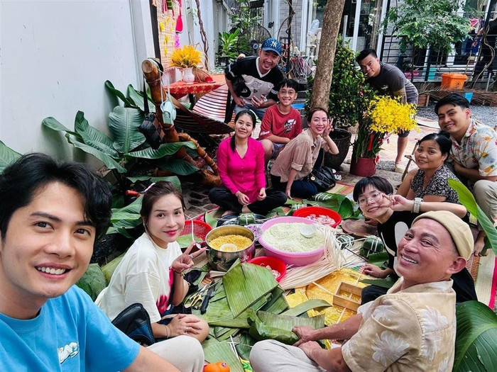 Khả Như và Huỳnh Phương ngồi bên nhau trong các bức hình chụp cùng bạn bè.