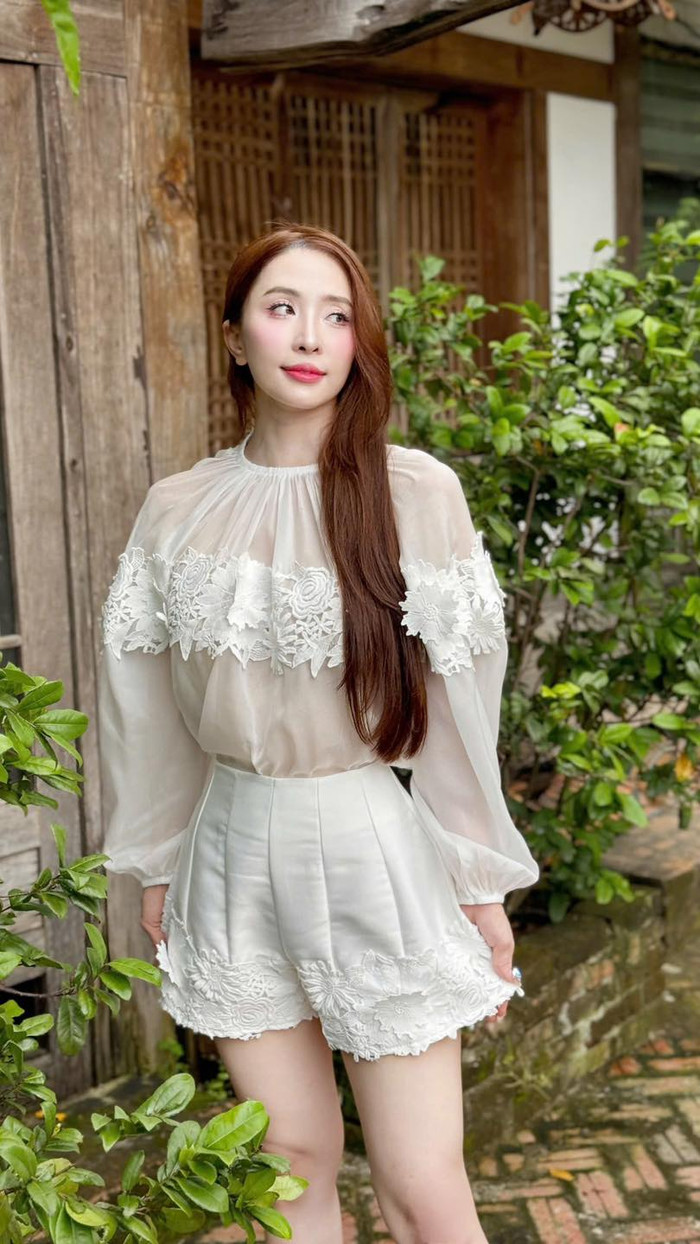 Hình ảnh mới nhất của Quỳnh Nga sau tin đồn sống chung Việt Anh, vòng eo của người đẹp trở thành tâm điểm Ảnh 2