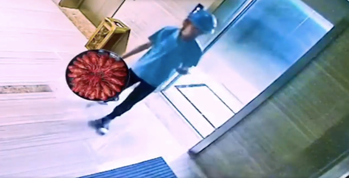 Người giao hàng mang tới và bỏ trước cửa thang máy.