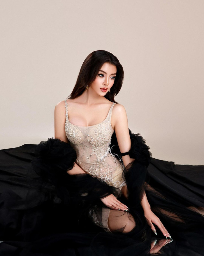 Đấu trường Miss Grand International 2024 đã bước vào giai đoạn 2 với nhiều vòng tranh tài kịch tính. Một trong những đối thủ “sừng sỏ” cạnh tranh vương miện với Hoa hậu Quế Anh chính là Miss Grand Myanmar - Thae Su Nyein.