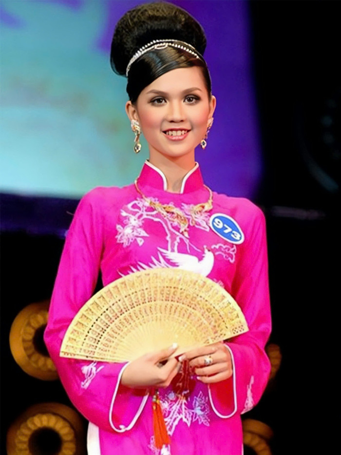 Trước khi nổi đình đám với vai trò người mẫu, Ngọc Trinh từng có quãng thời gian thi nhan sắc. Với bước đệm Người đẹp ăn ảnh tại cuộc thi Siêu mẫu Việt Nam 2005, chân dài quê Trà Vinh tự tin ứng tuyển nhiều sàn đấu sắc đẹp quốc nội.