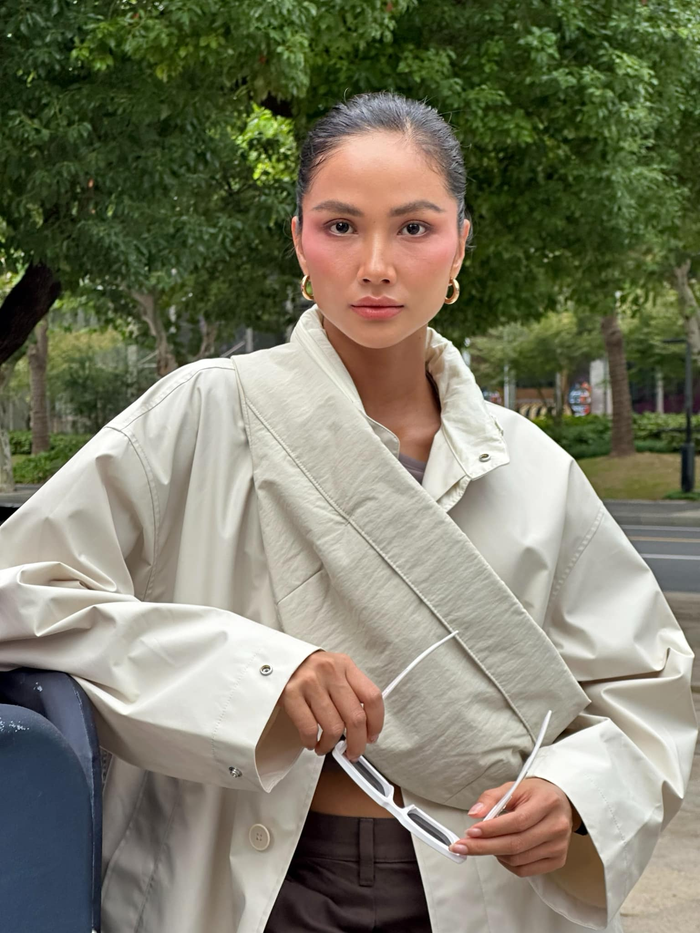 H'Hen Niê cho biết mối quan hệ giữa cô và 'đàn chị' vẫn bình thường.