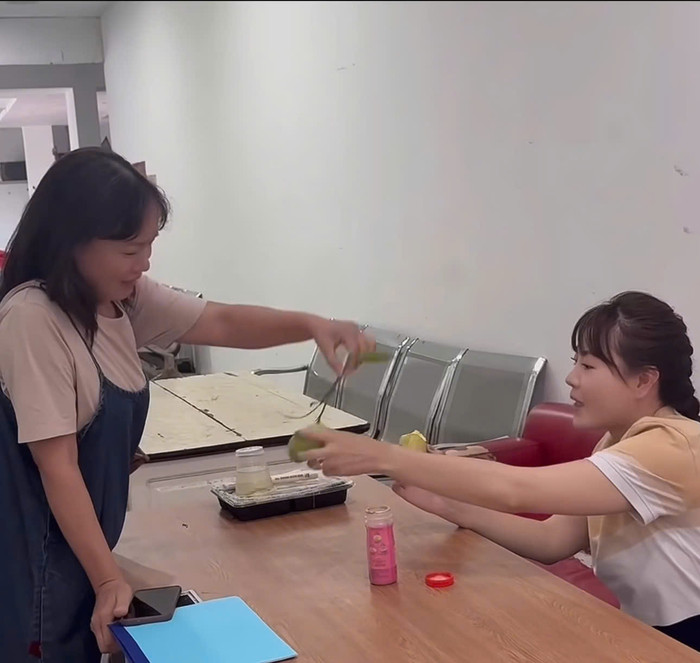 Thanh Hương ăn xoài chua khiến diễn viên Tú Oanh cũng phải rùng mình