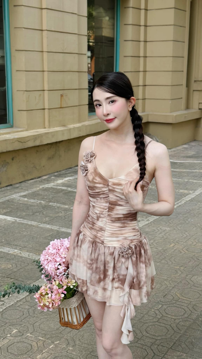 Được biết, Quỳnh Nga khá chăm chỉ tập thể dục để cải thiện hình thể. Bạn gái' Việt Anh sở hữu hình thể cực chuẩn chỉnh với chiều cao 1m57, nặng 45 kg cùng số đo 87-55-93 cm. 