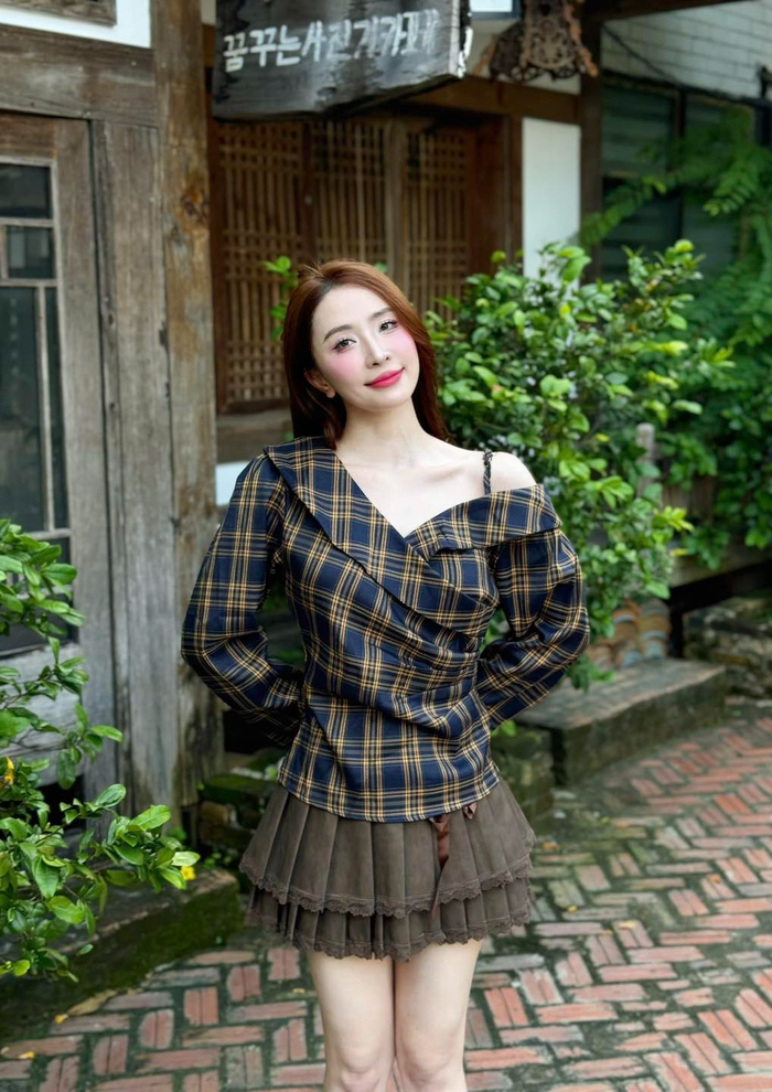 Làn da trắng ngần của Quỳnh Nga giúp người đẹp luôn nổi bật và xinh xắn chuẩn kiểu Á Đông. 