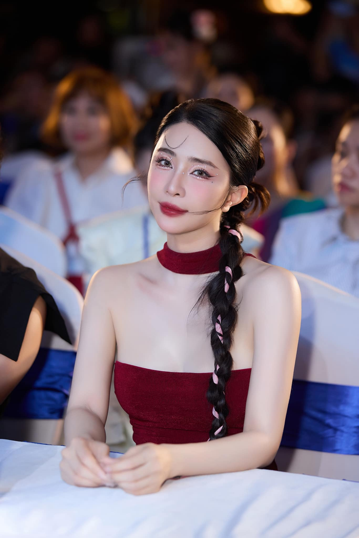 Giữa lúc thông tin hẹn hò nổ ra trên mạng xã hội, nhan sắc Quỳnh Nga ở hiện tại cũng gây bàn tán. Nhiều người nhận xét nữ diễn viên ngày càng xinh đẹp, trẻ trung hơn so với quá khứ. 