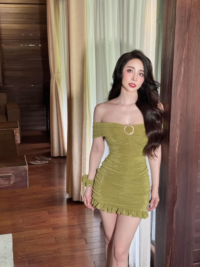 Bên cạnh đó, 'bạn gái tin đồn' của Việt Anh cũng chọn tông trang điểm trong trẻo với các tông màu hồng cam, đôi má ửng đỏ và son bóng để 'hack tuổi' cho gương mặt. 