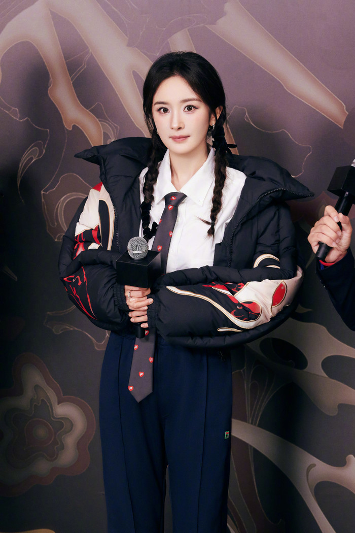 Dương Mịch từng suýt 'bay màu' vì quỵt từ thiện.