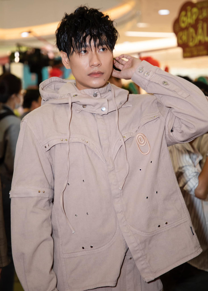 Kiều Minh Tuấn ngày càng thu hút với diện mạo trẻ trung, phong độ.