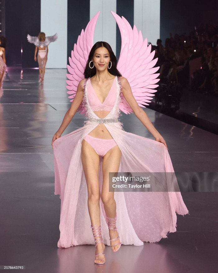 Liu Wen tiếp tục sải bước tại sàn diễn Victoria's Secret 2024.