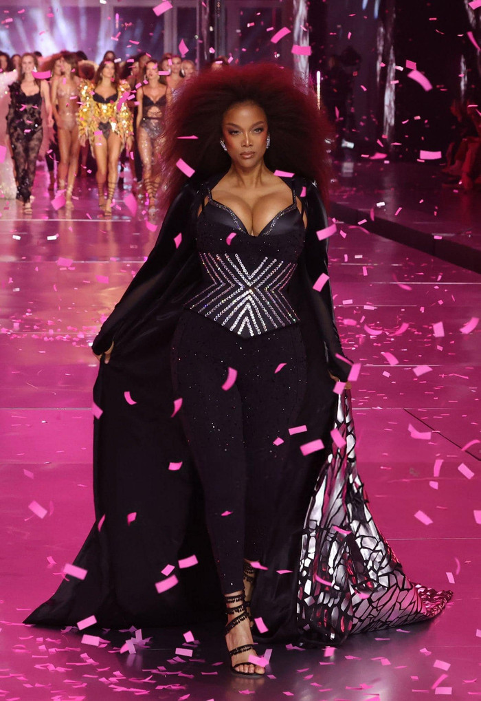 Siêu mẫu Tyra Banks cũng xuất hiện tại show diễn Victoria's Secret với vóc dáng ngoại cỡ.