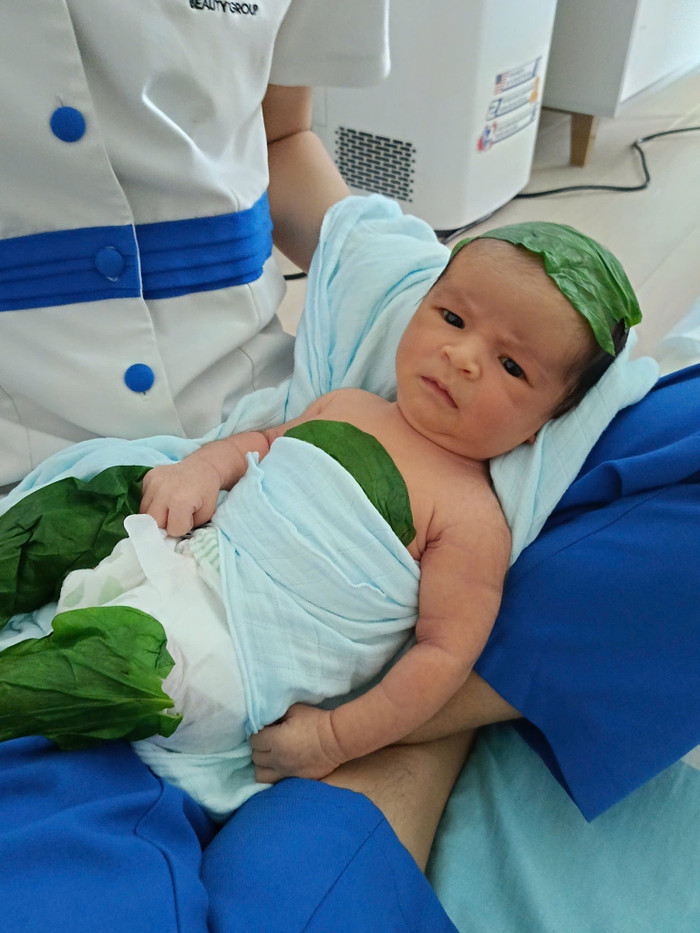 Võ Hạ Trâm tiết lộ khoảnh khắc hài hước của con trai 7 ngày tuổi. 