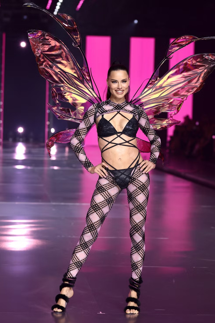 'Thiên thần' Adriana Lima gây bùng nổ truyền thông khi tái xuất Victoria’s Secret Fashion Show.
