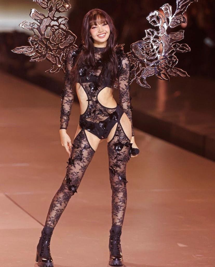 Ba diện mạo nóng bỏng của Lisa làm lu mờ dàn người mẫu Victoria's Secret 2024 Ảnh 6