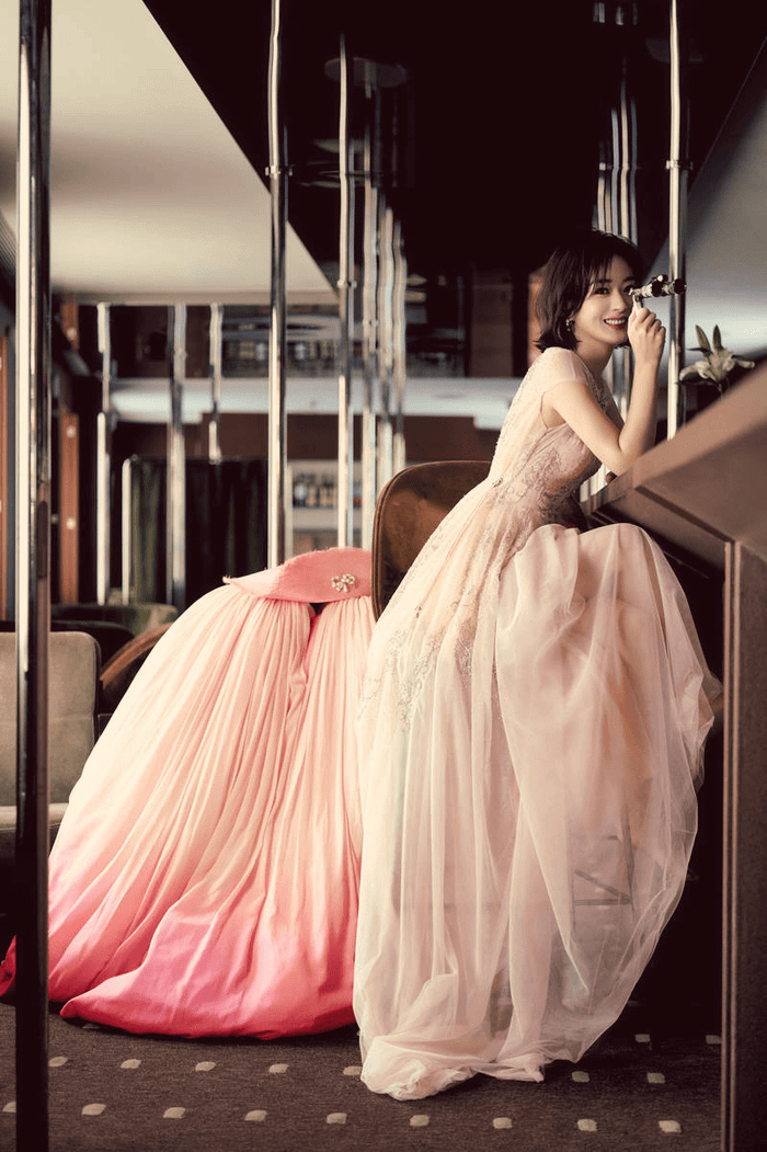 Triệu Lệ Dĩnh thoải mái tạo dáng trước ống kính. Ảnh: Sưu tầm