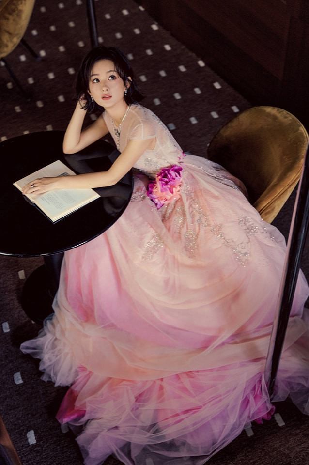 Triệu Lệ Dĩnh mặc bộ váy cưới Haute Couture tới từ thương hiệu Julien Fournie trong ngày sinh nhật mừng tuổi 37.&nbsp;