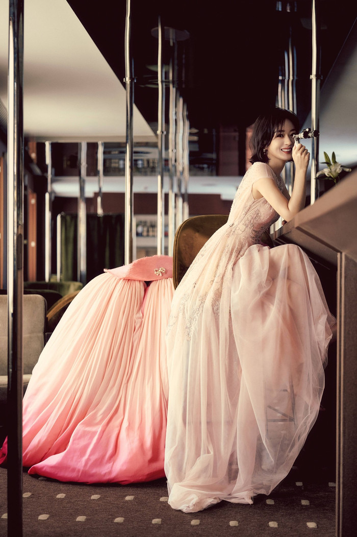 Chiếc váy cưới Triệu Lệ Dĩnh mặc trong ngày sinh nhật gây chú ý với thiết kế đặc biệt bắt mắt.&nbsp;