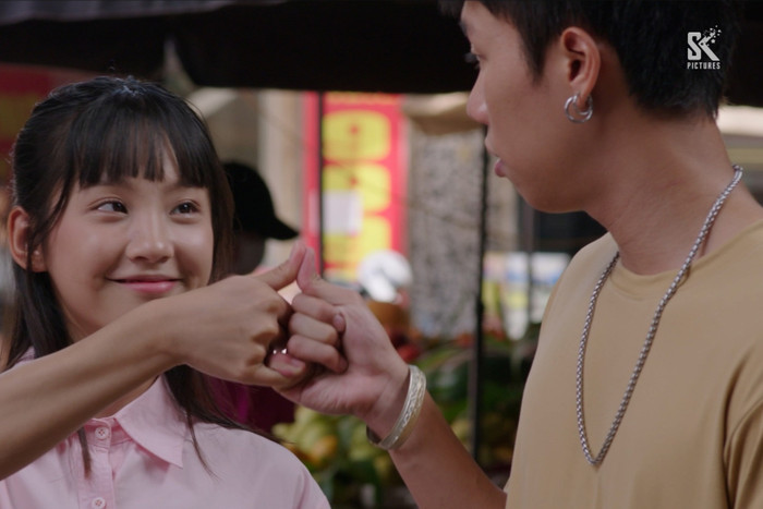 Diễn xuất của Thu Hà Ceri, nữ chính Đi giữa trời rực rỡ bộc lộ nhiều hạn chế, vụng về. 