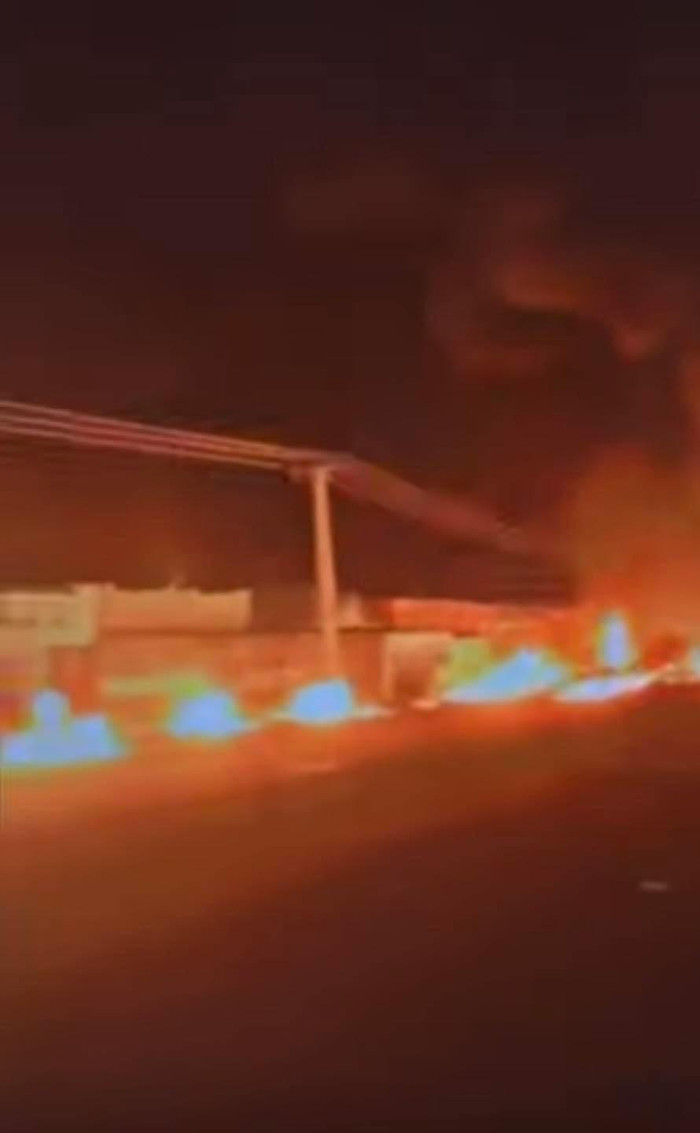 Xe bồn chở nhiên liệu phát nổ.