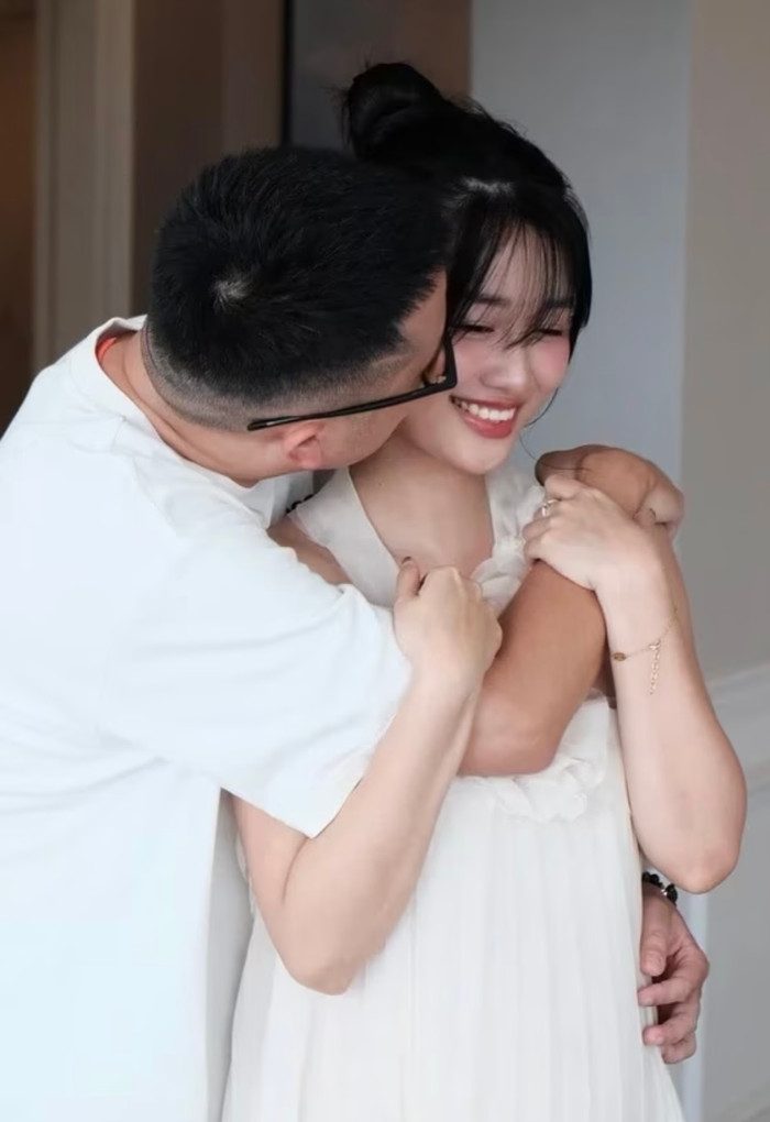 Sau hai năm kín tiếng, MC Quỳnh Chi bất ngờ kết hôn ở tuổi 38.