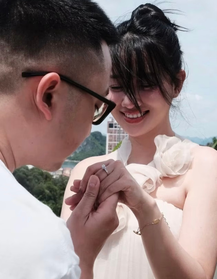 Vào tháng 6/2024, MC Quỳnh Chi bất ngờ được bạn trai cầu hôn.